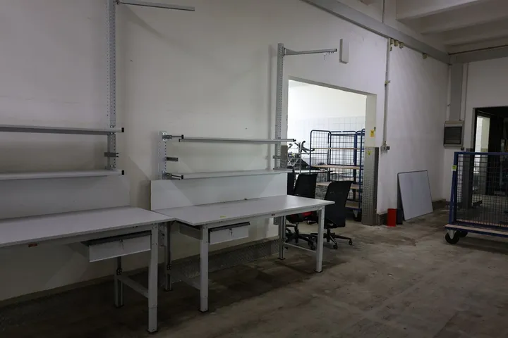 1 x Arbeitstisch Tischmaß: 200 x 80 x 164 cm